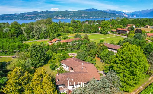 Villa in Brebbia, Lombardy, Italy 1