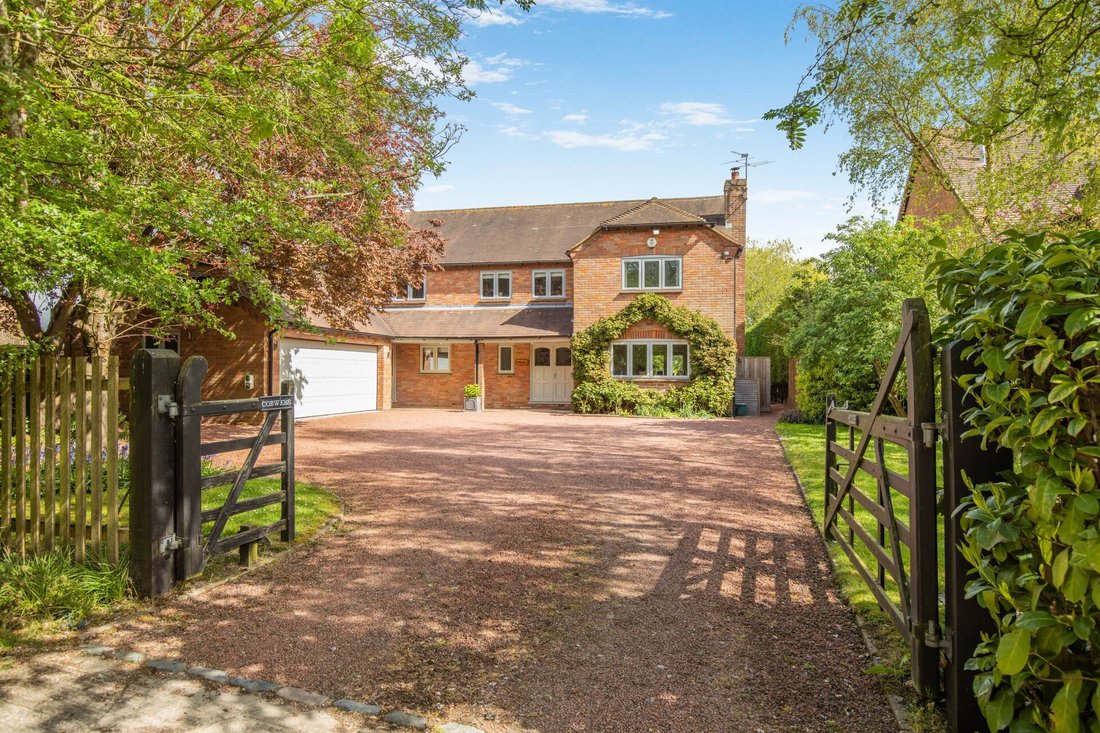 House in Buckland Common, England 1 - 17752805