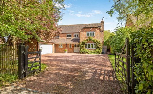 House in Buckland Common, England 1