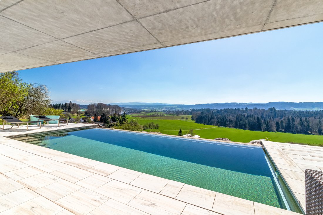 Elegant Retreat With Panoramic Views And Luxury Amenities