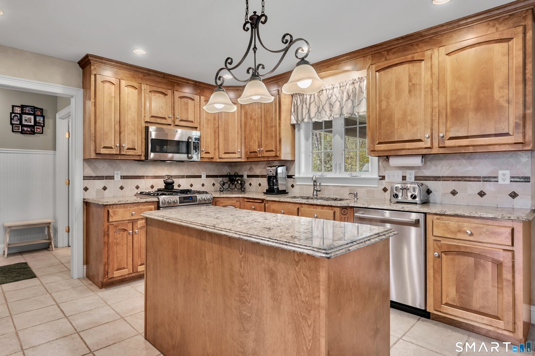 House in Southington, Connecticut, United States 2 - 17752925
