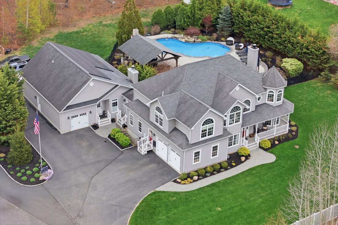 House in Port Jefferson Station, New York, United States 2 - 17753139