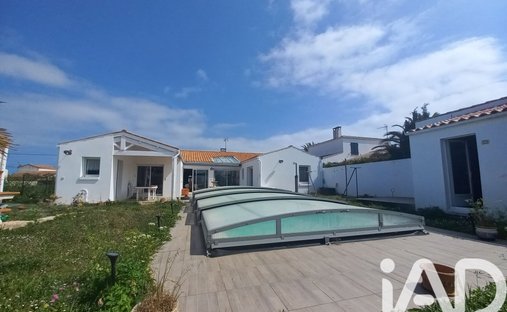 House in La Bree-les-Bains, Nouvelle-Aquitaine, France 1