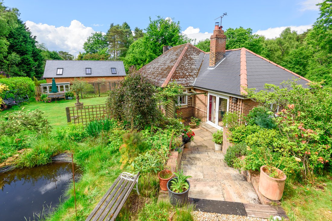 Bungalow in Liss, England 1 - 17758047