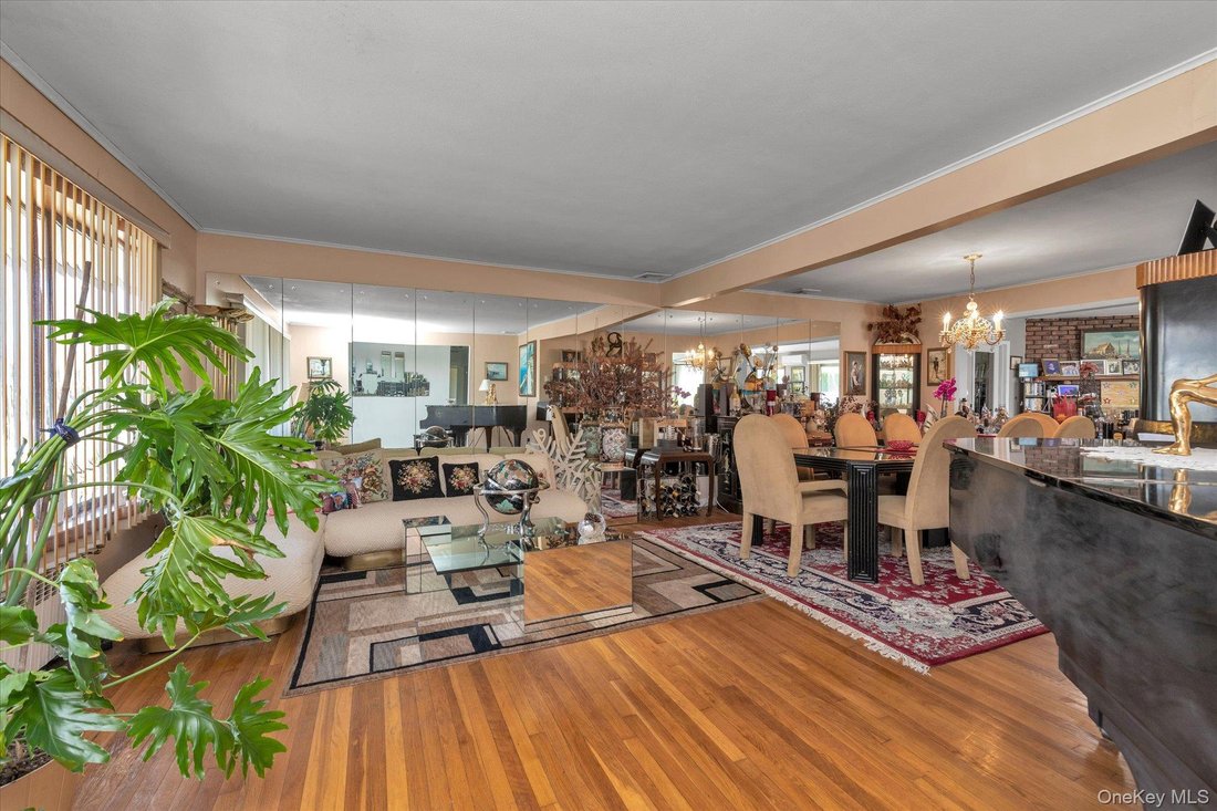 House in Massapequa, New York, United States 3 - 17756393