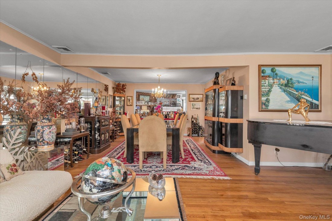 House in Massapequa, New York, United States 4 - 17756393