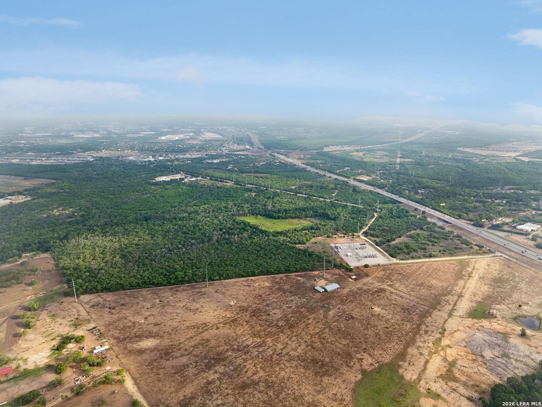 Farm Ranch in Elmendorf, Texas, United States 5 - 17757425