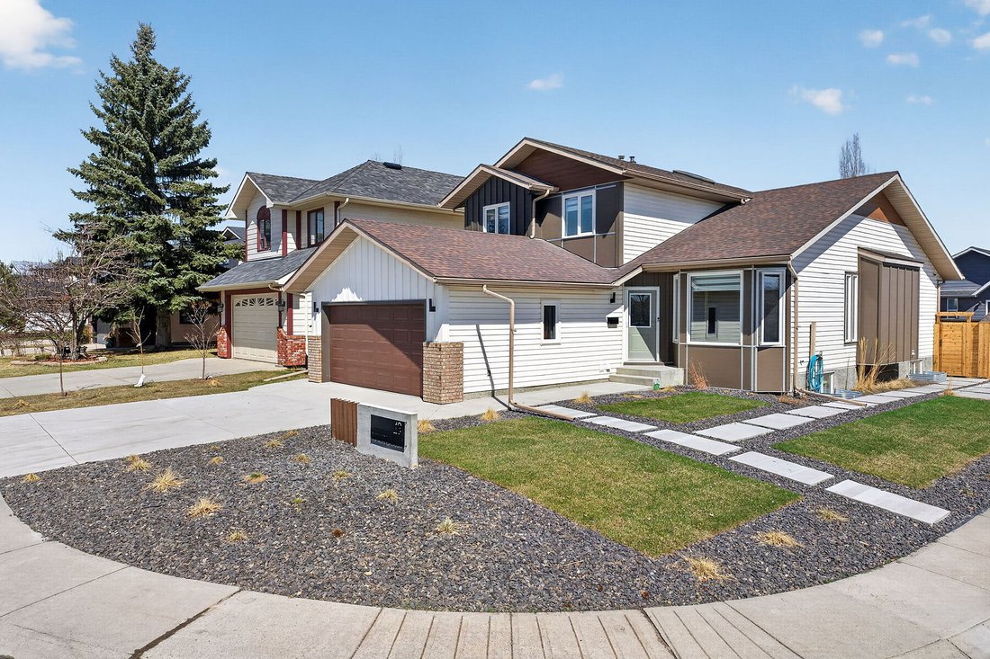 House in Calgary, Alberta, Canada 2 - 17757702