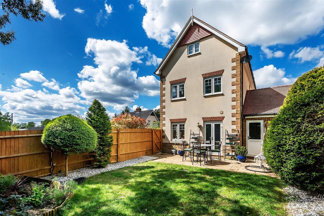 House in Oxshott, Elmbridge, England 4 - 17754933