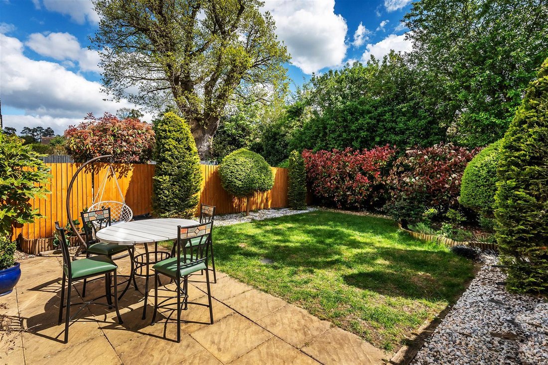 House in Oxshott, Elmbridge, England 2 - 17754933