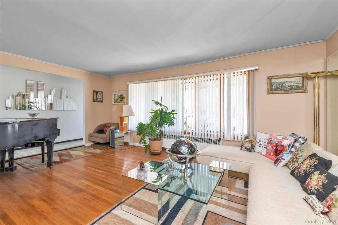 House in Massapequa, New York, United States 2 - 17756393