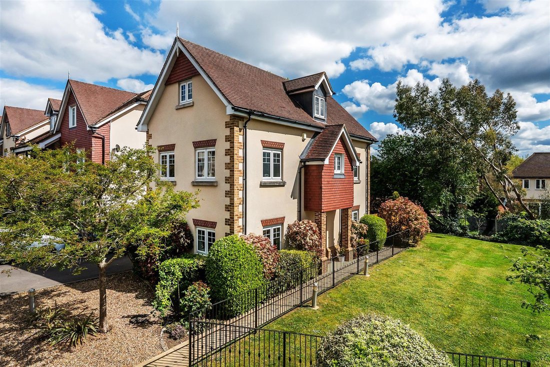 House in Oxshott, Elmbridge, England 1 - 17754933