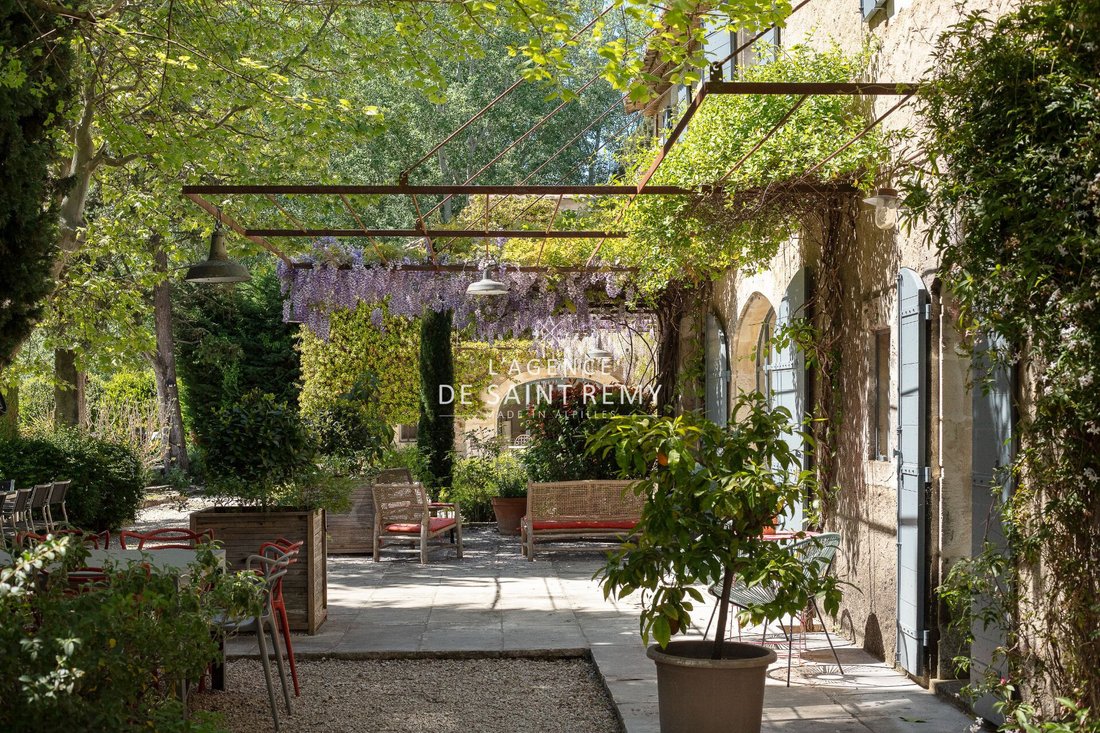 Villa in Saint-Rémy-de-Provence, Provence-Alpes-Côte d'Azur, France 1 - 17756276