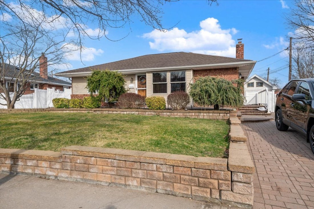 House in Levittown, New York, United States 1 - 17755938