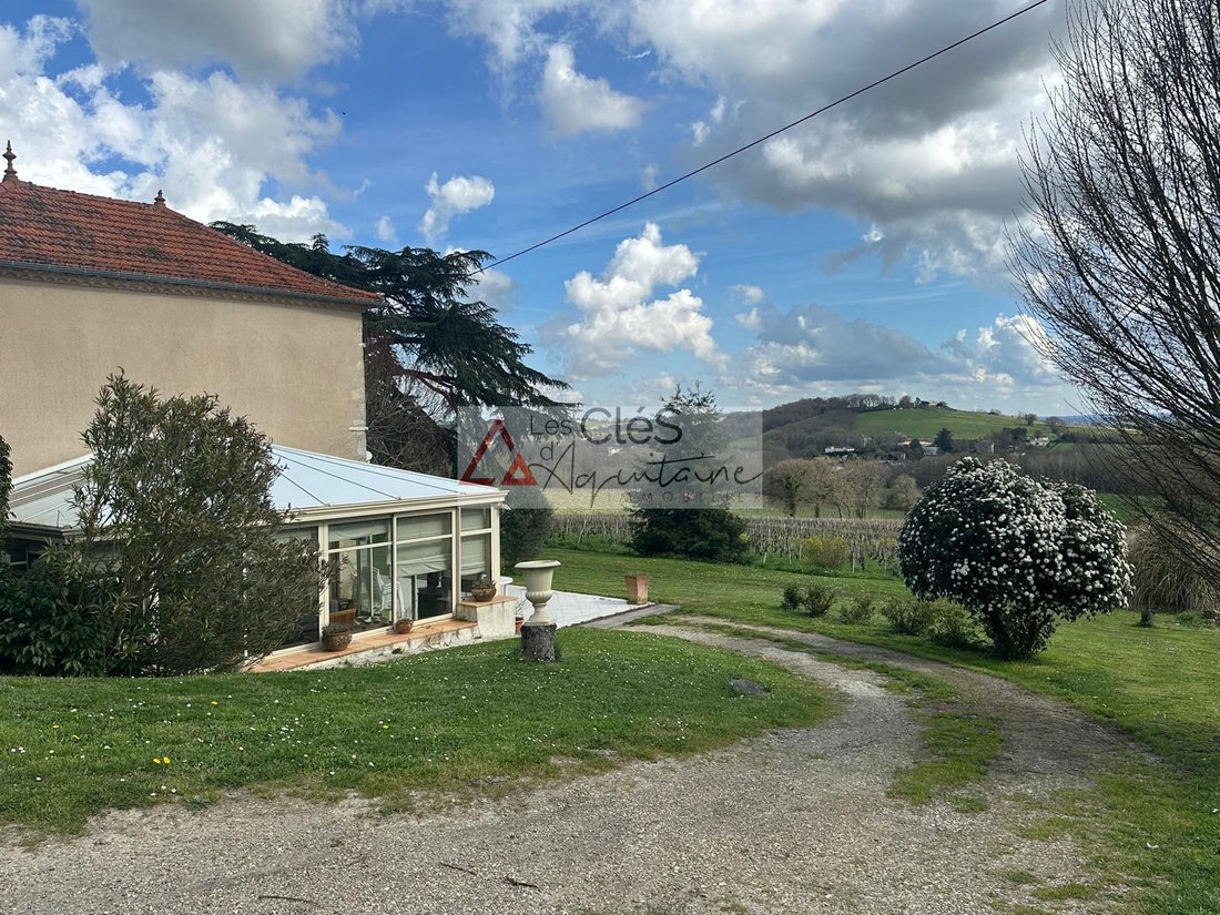 Castle in Cadillac-sur-Garonne, Nouvelle-Aquitaine, France 2 - 17760031