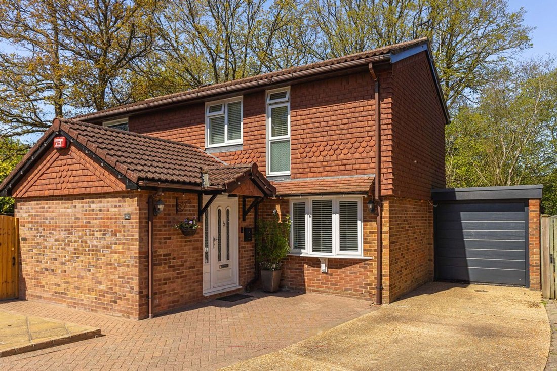 House in Crawley Down, England 1 - 17465111