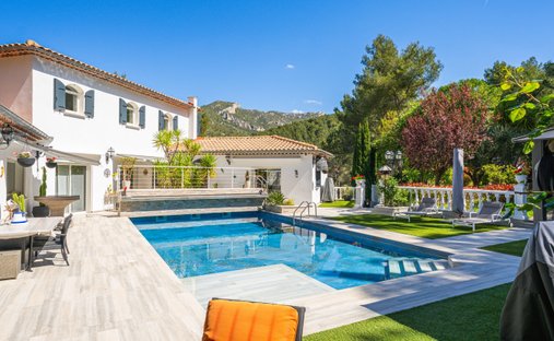 House in Est, Gemenos, France 1