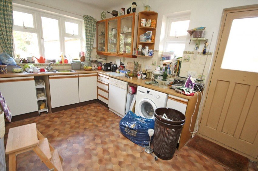 Bungalow in Barton on Sea, England 5 - 17758052