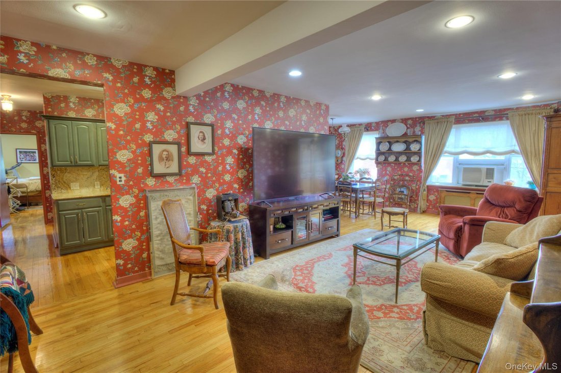 Co Op in Great Neck, New York, United States 5 - 17756456