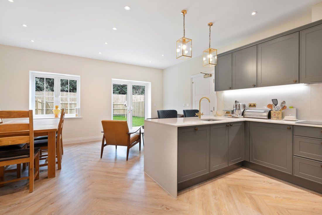 House in Sunninghill, England 4 - 17758082