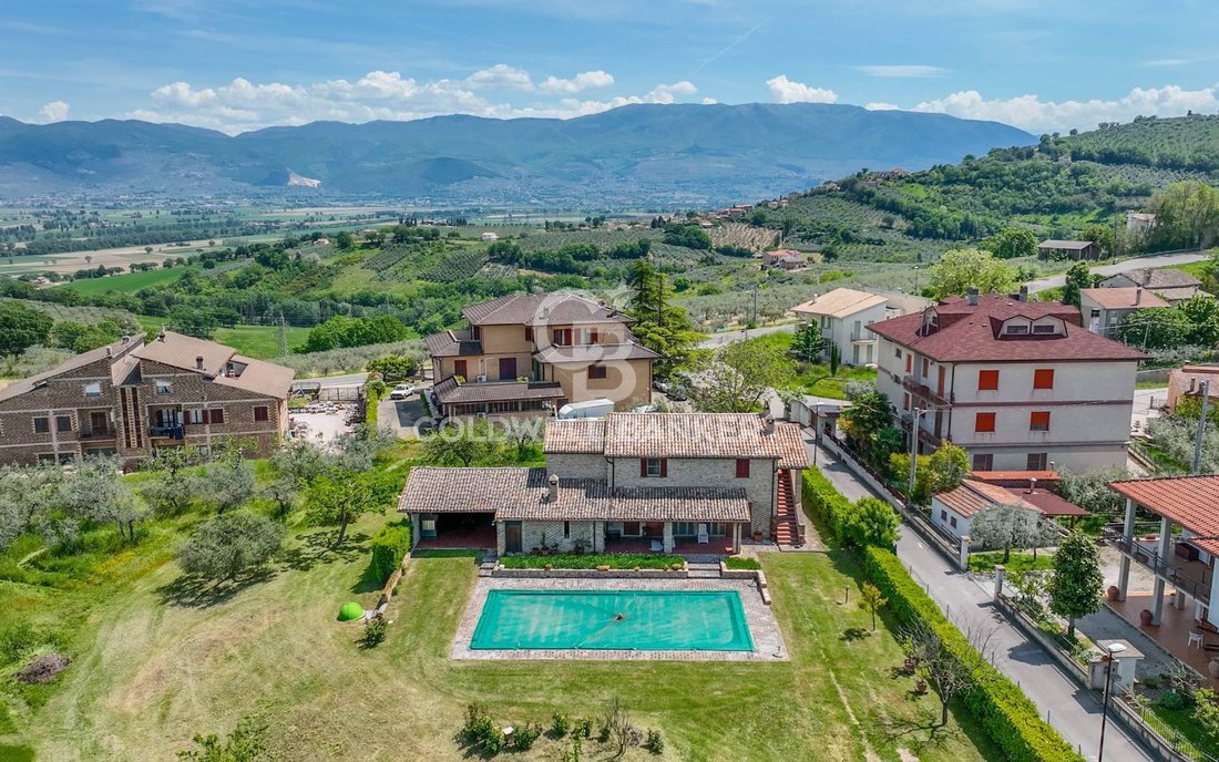 Villa in Montefalco, Umbria, Italy 2 - 17761095