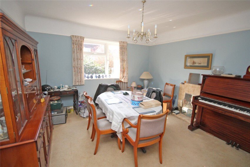 Bungalow in Barton on Sea, England 4 - 17758052
