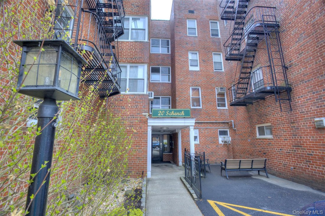 Co Op in Great Neck, New York, United States 3 - 17756456