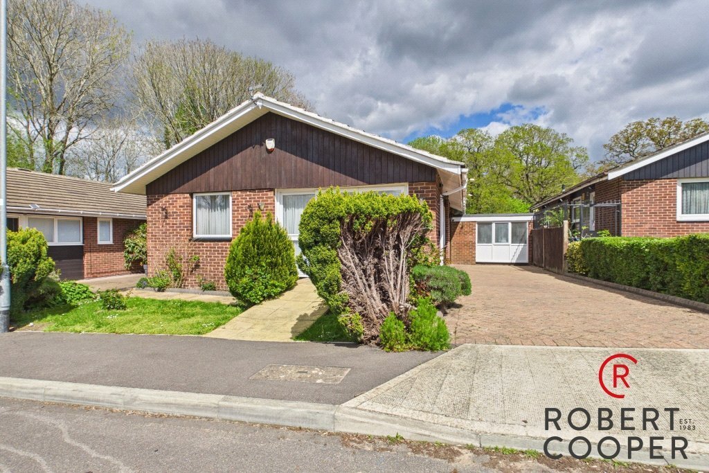 Bungalow in Pinnerwood Park, Hillingdon, England 1 - 17757877