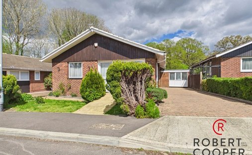 Bungalow in Pinnerwood Park, Hillingdon, England 1