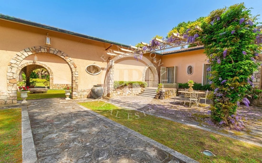 Villa in Marina di Massa Centro, Massa, Italy 3 - 17759535