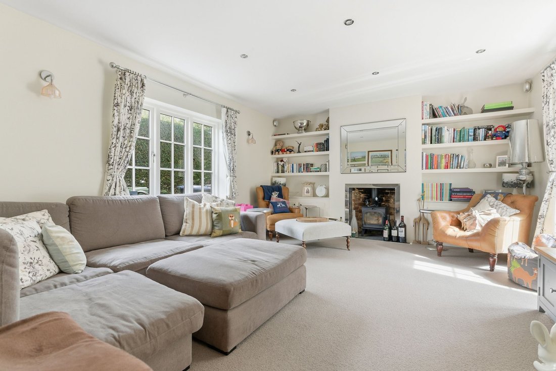House in Sunninghill, England 4 - 17758076