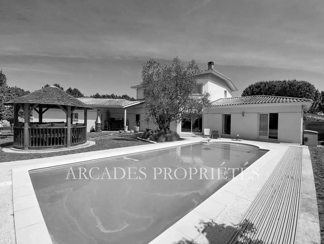 House in Saint-Aubin-de-Medoc, Nouvelle-Aquitaine, France 1 - 17714548
