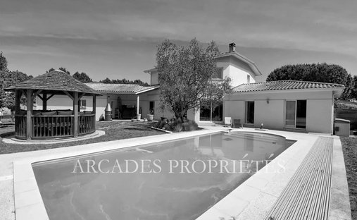 House in Saint-Aubin-de-Medoc, Nouvelle-Aquitaine, France 1