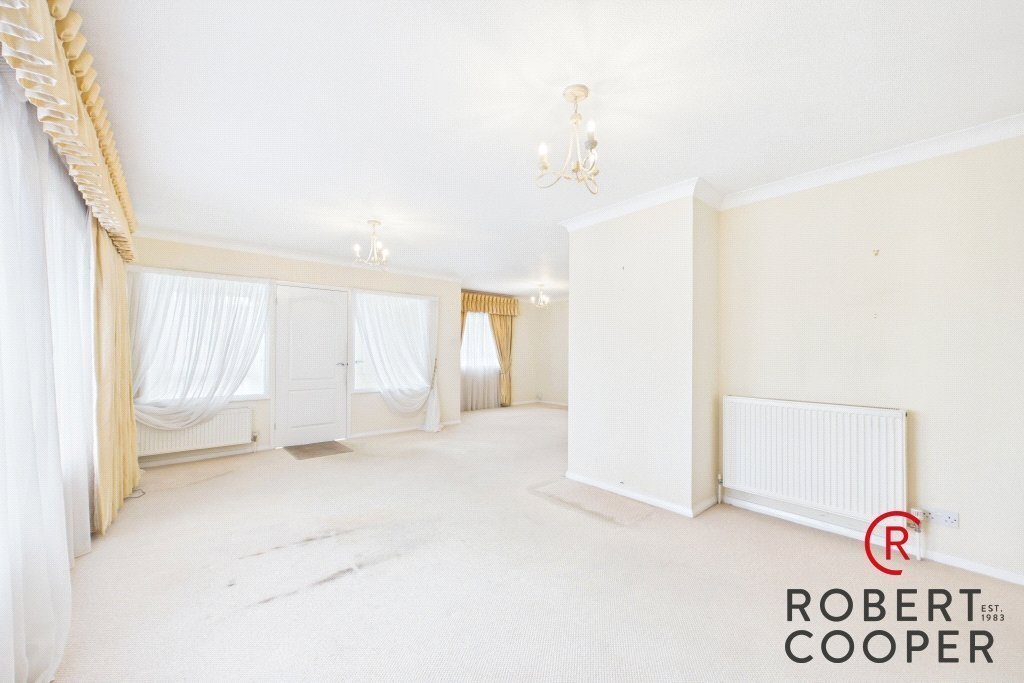 Bungalow in Pinnerwood Park, Hillingdon, England 2 - 17757877