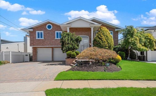 House in Merrick, New York, United States 1