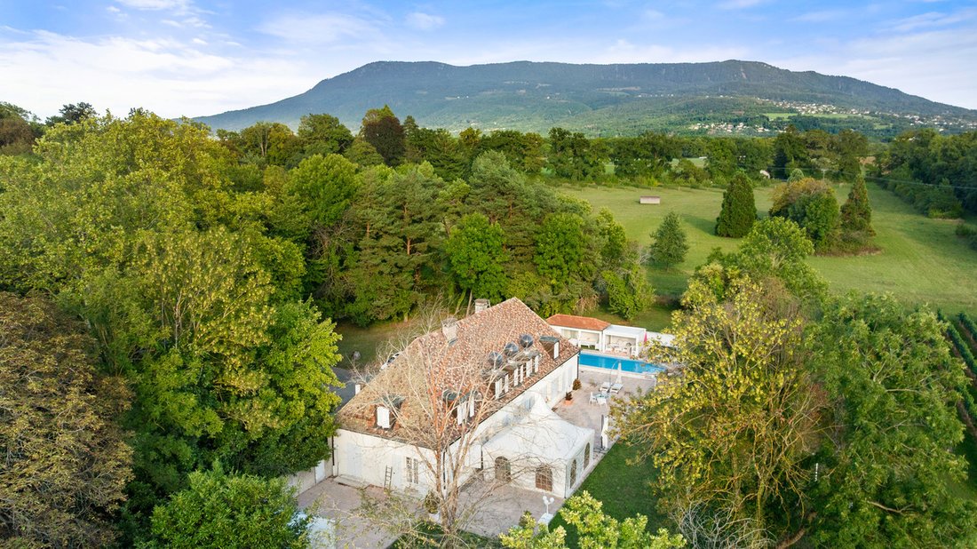 Charming Residence In The Heart Of The Geneva Countryside, Left Bank