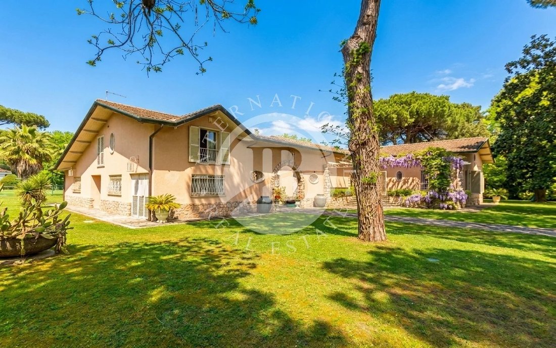 Villa in Marina di Massa Centro, Massa, Italy 1 - 17759535