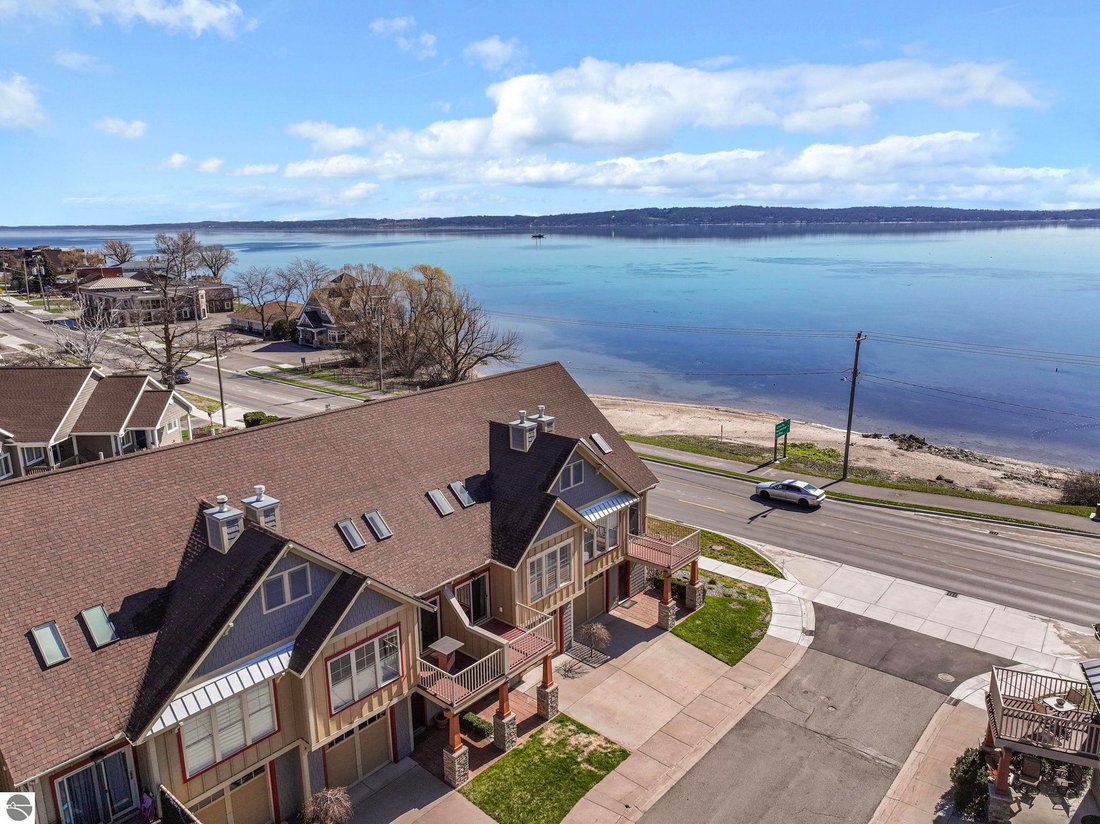 Condo in Garfield Township, Michigan, United States 1 - 17266298