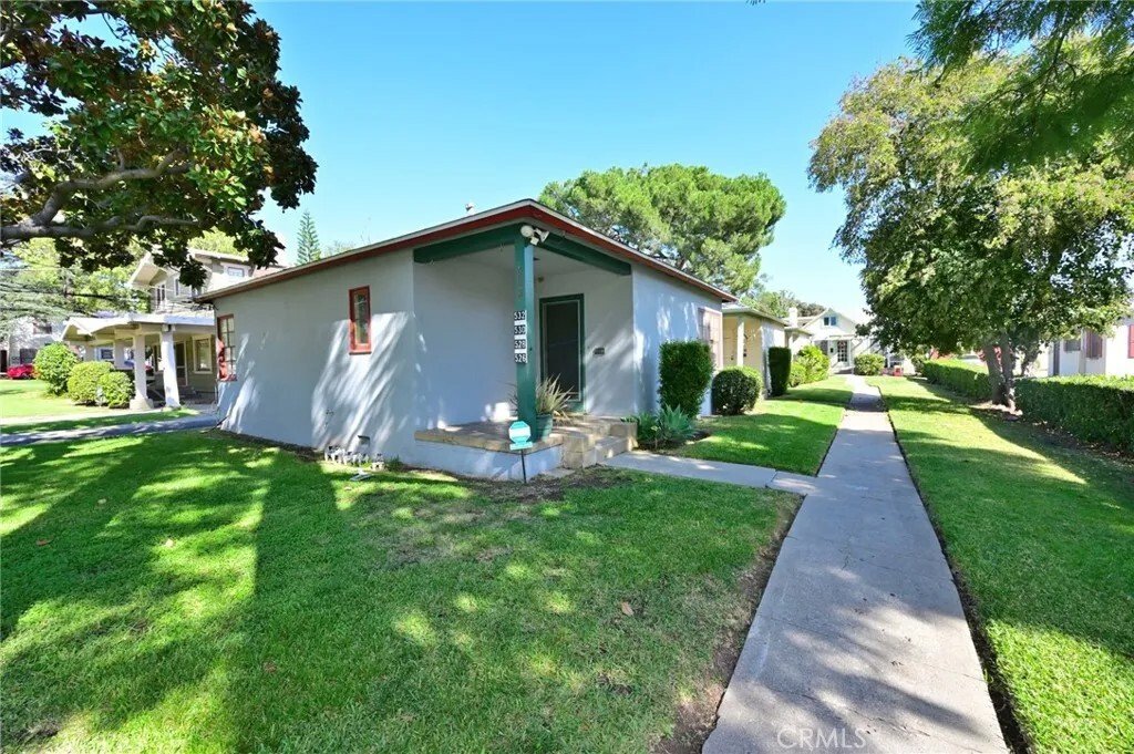 Altadena, California, United States 5 - 17625285