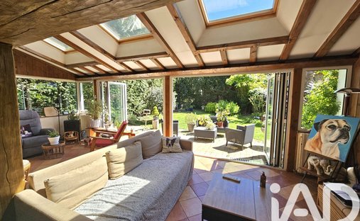 House in Le Clos, Velizy-Villacoublay, France 1