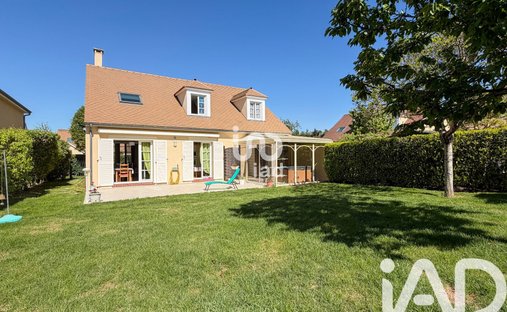 House in Sud, Saint-Nom-la-Bretèche, France 1