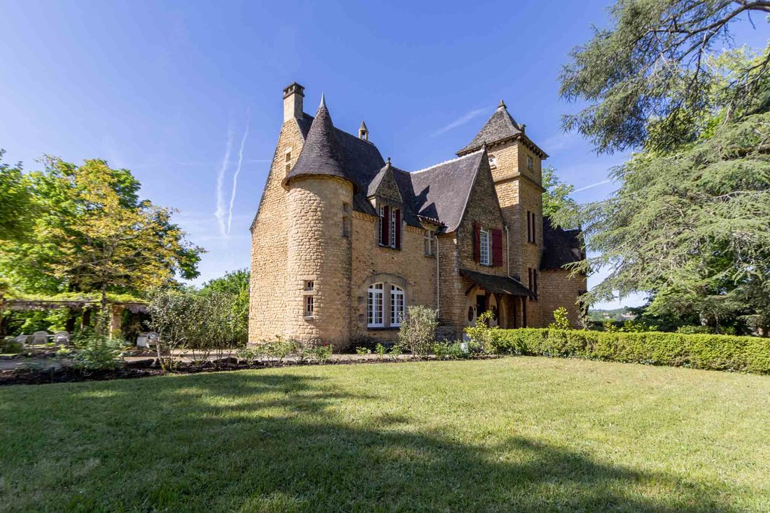 Estate in Sarlat-la-Canéda, Nouvelle-Aquitaine, France 1 - 16948089
