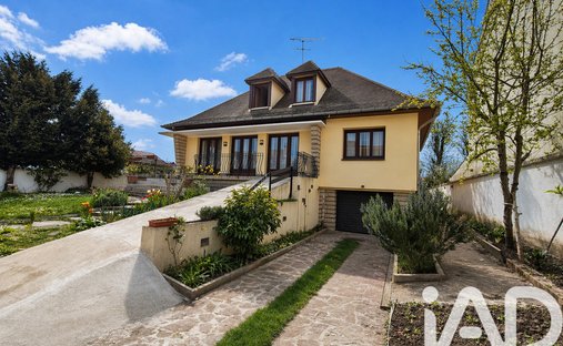 House in Monnet Pre Berson, Villeparisis, France 1