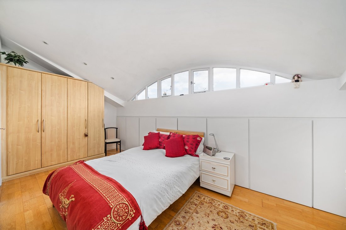 House in Slough, England 5 - 17764108