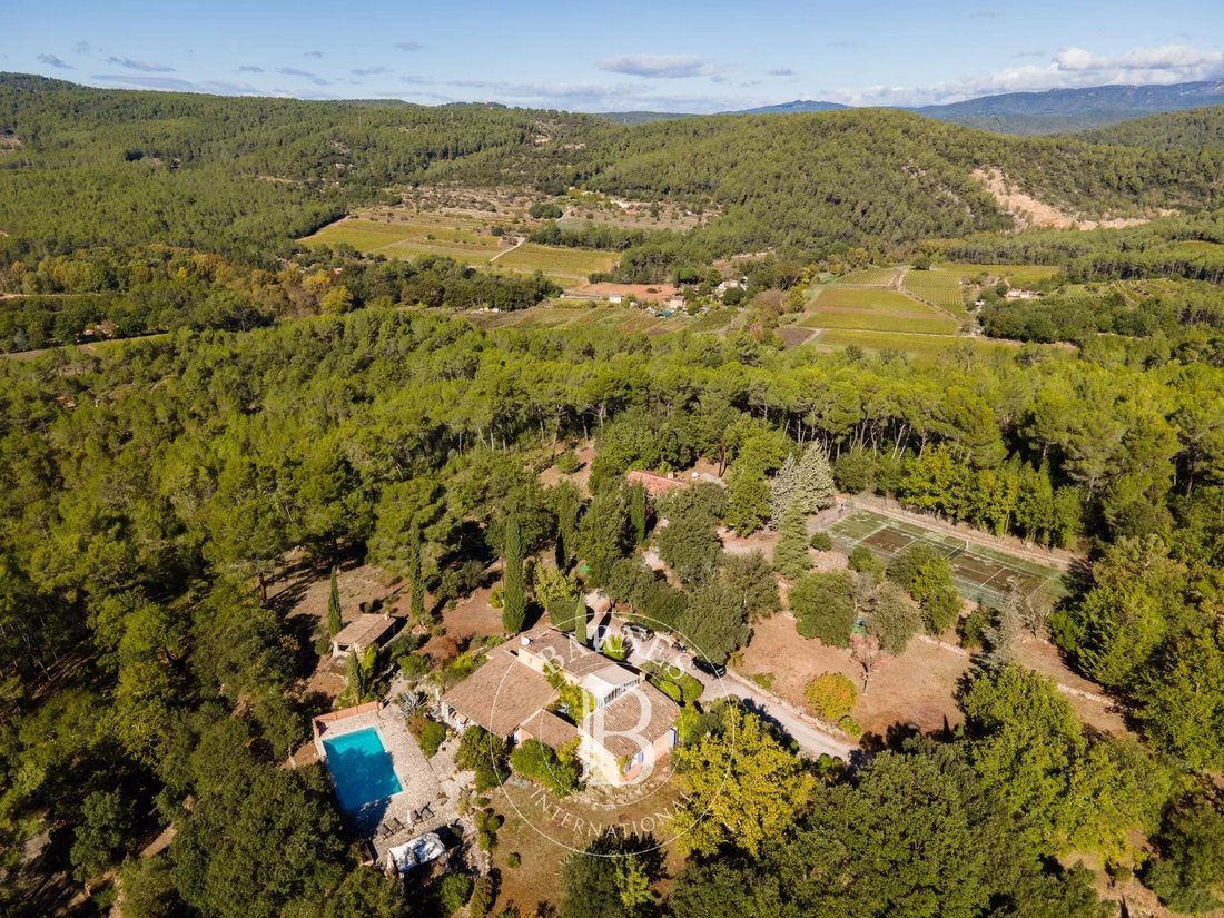 Estate in Entrecasteaux, Provence-Alpes-Côte d'Azur, France 2 - 13439652