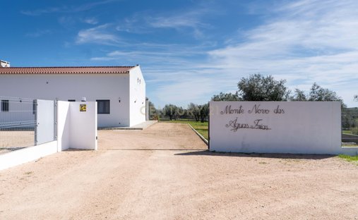Villa a Alandroal (Nossa Senhora da Conceicao), Sao Bras dos Matos (Mina do Bugalho) e Juromenha (Nossa Senhora do Loreto), Distretto di Évora, Portogallo 1