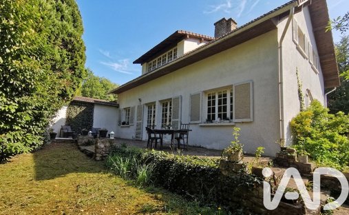 House in Bas, Maule, France 1