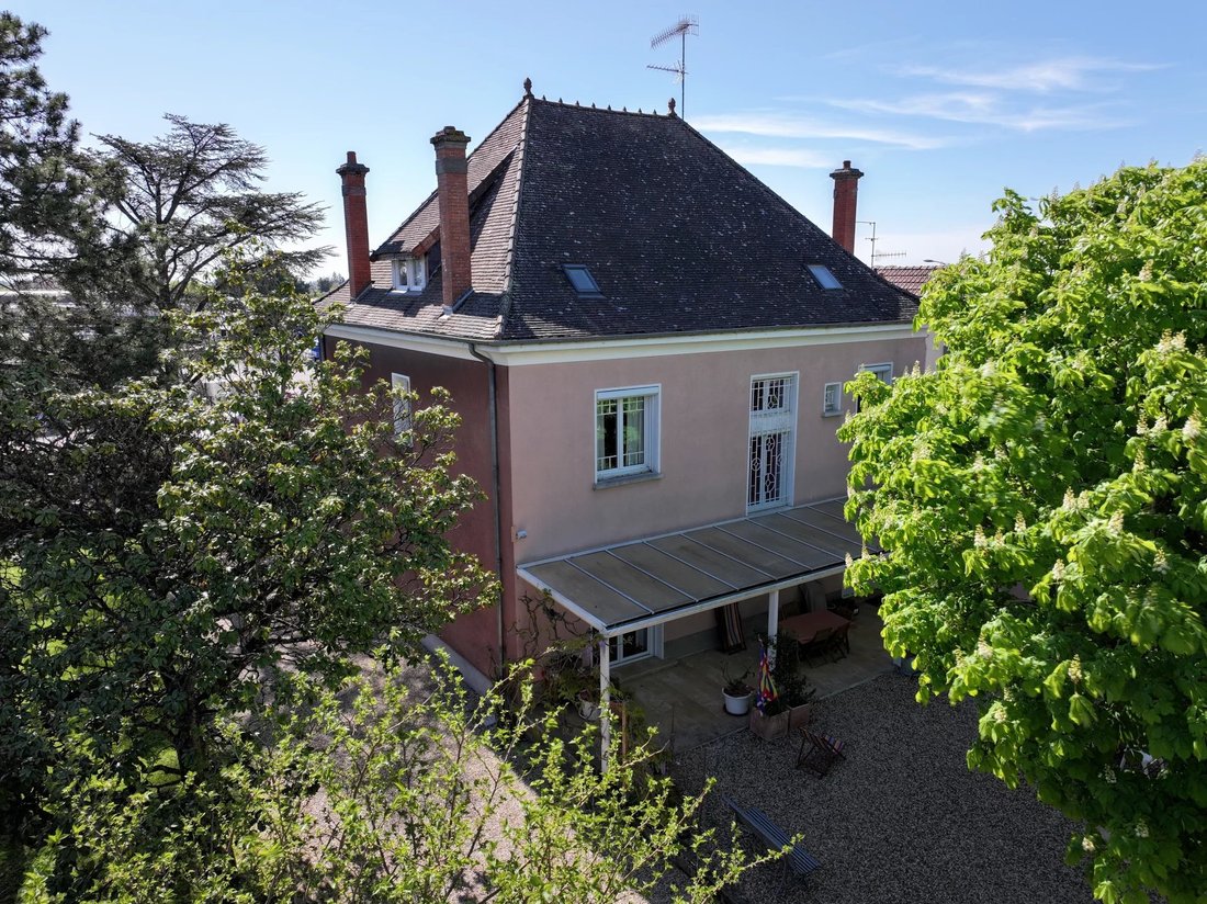 Estate in Blanches Fleurs, Beaune, France 1 - 15869978