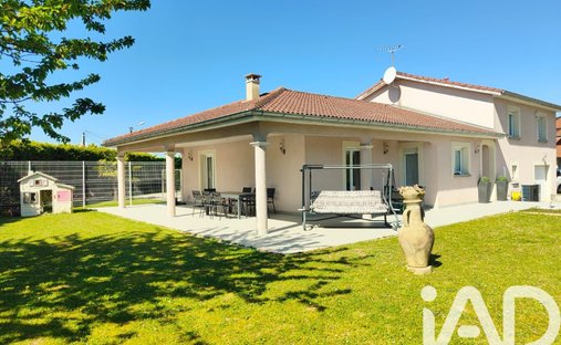 House in Ouest, Mions, France 1