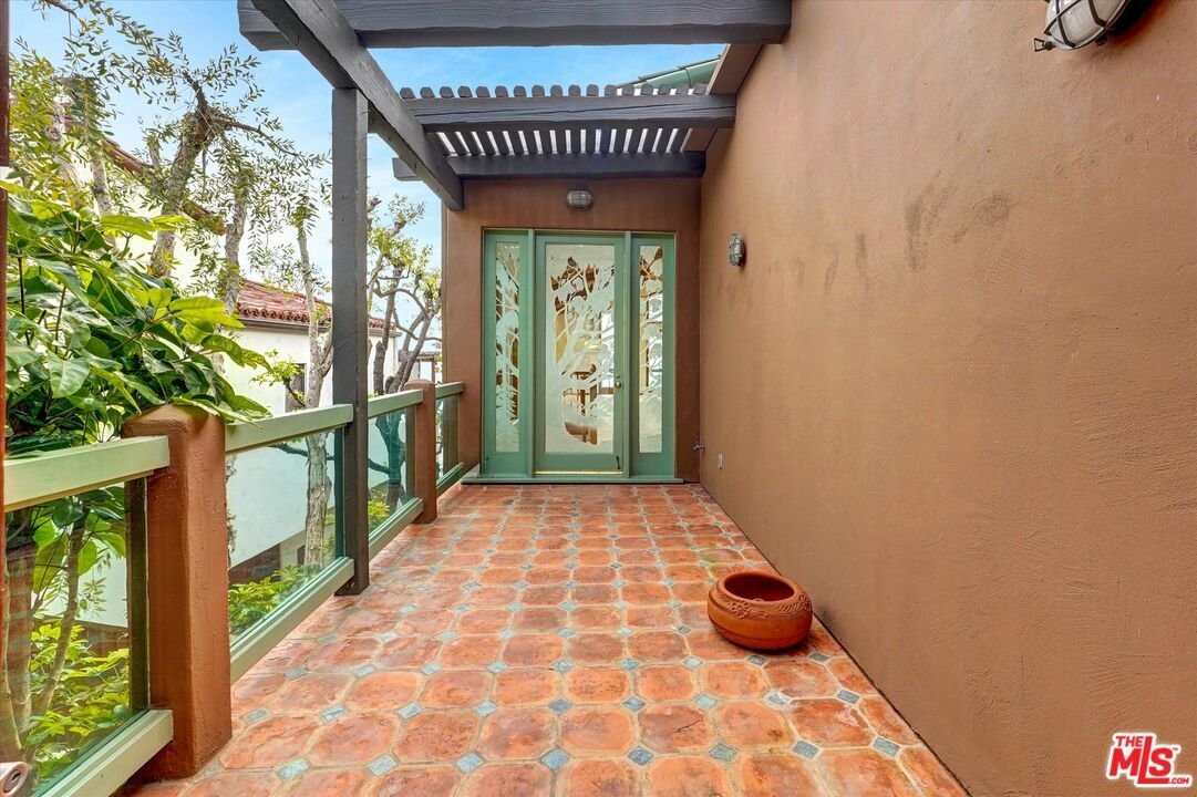 Malibu, California, United States 5 - 16658548